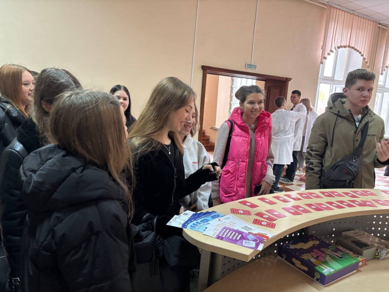 В рамках проекта "Учиться в Донбассе", а также с целью повышения интереса к медицинским и фармацевтическим профессиям ребята 11-А класса и классный руководитель Гаврилина С.Ю. посетили Донецкий государственный медицинский университет.